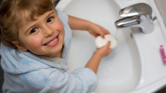 dziecko myje ręce mydłem, aby zapobiec robakom
