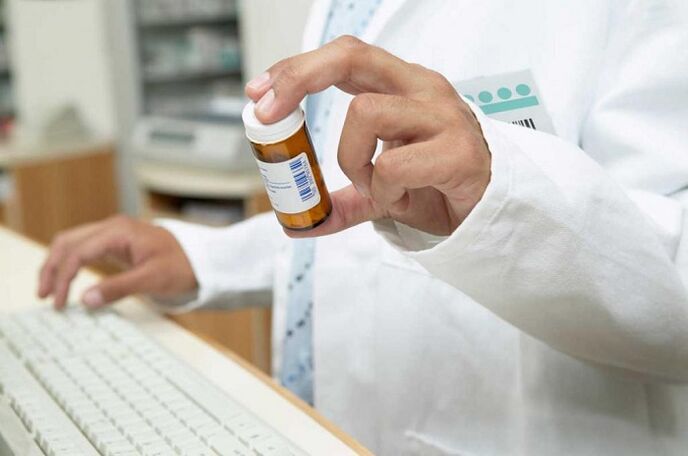 lekarz przepisuje tabletki zapobiegające robakom