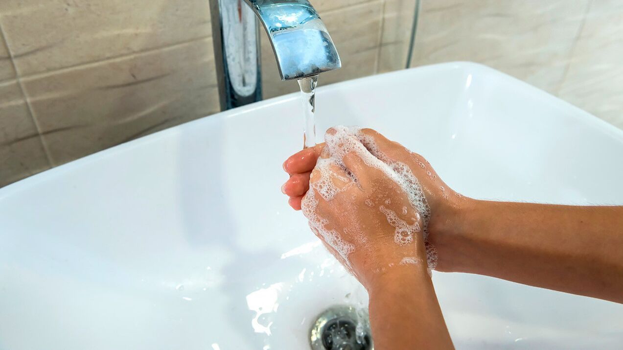 Najprostszą zasadą zapobiegania robaczycy jest zawsze mycie rąk mydłem i wodą. 