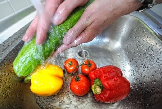 Aby zapobiec infekcji pasożytniczej, przed jedzeniem należy myć warzywa. 