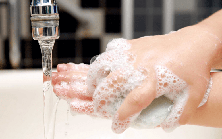 mycie rąk, aby zapobiec robakom